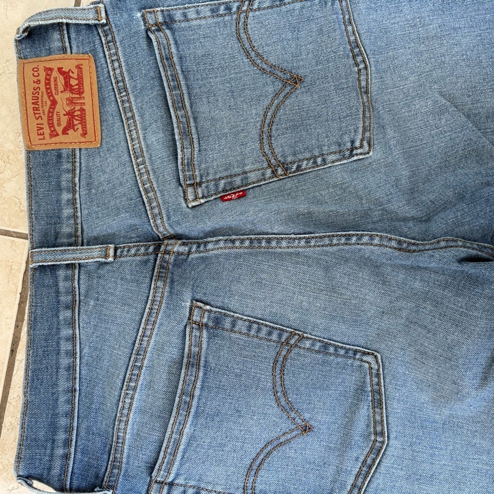 Levi's Straight Leg Jeans in Medium Blue with Distressed Detailing - Picture 5 of 7